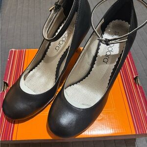 Nadara ankle strap round toe heels